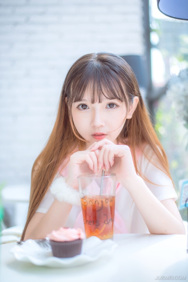 “绑了！”刘璝目光复杂的看了一眼怒吼连连的张任一眼，早有几名战士上前，片刻后，便将张任五花大绑起来。
